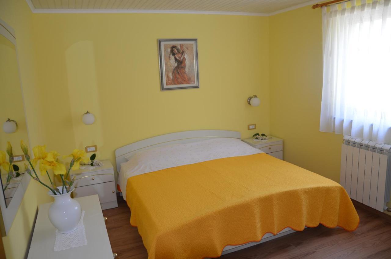 Villa Fragola - Holiday House With Large Garden Tinjan Экстерьер фото